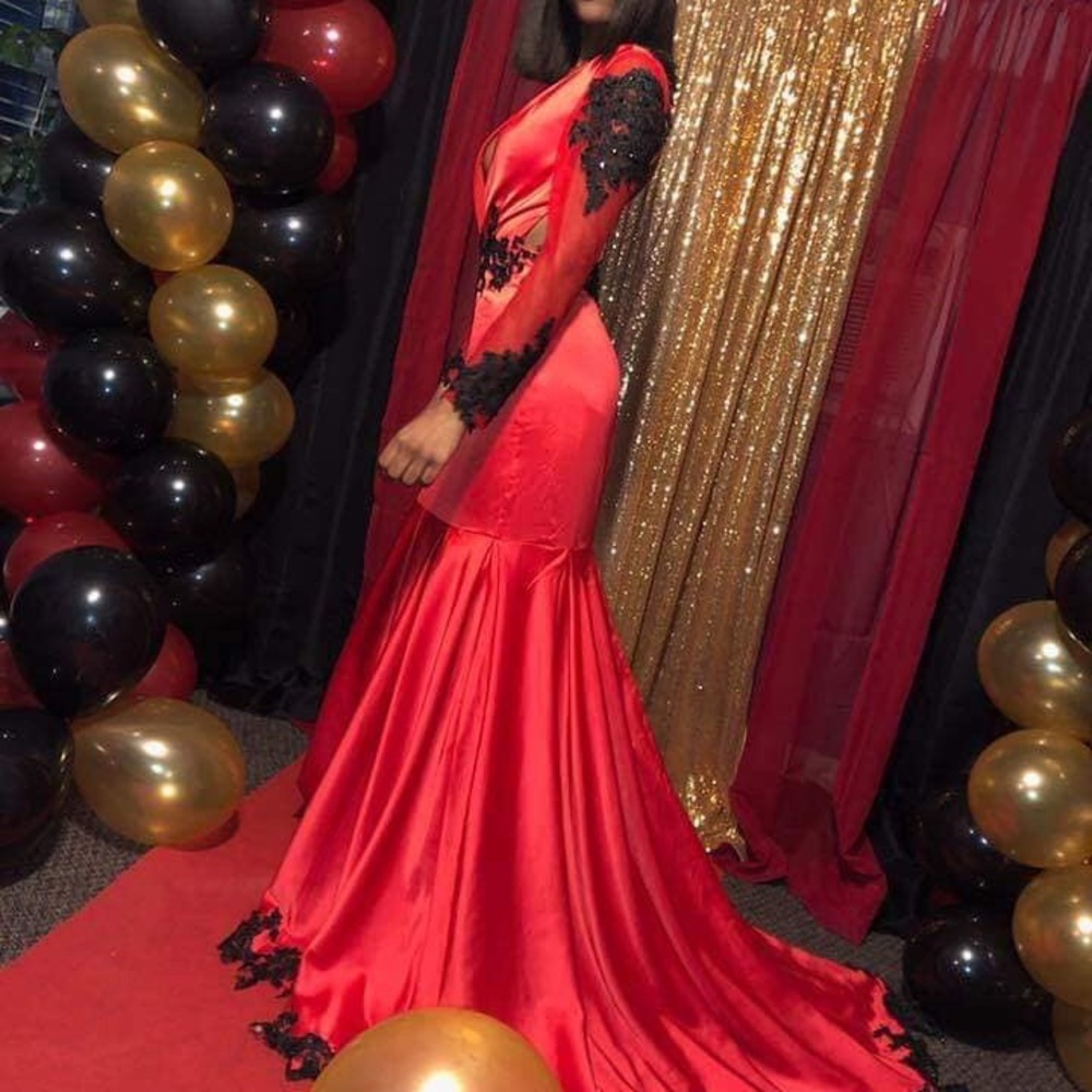 I am selling my 2019 Prom Dress - Picture 1 of 2